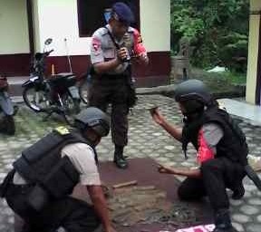 Tim Gegana dari Brimobda Jambi saat melakukan pemeriksaan temuan peluruh di Polsek Telanaipura